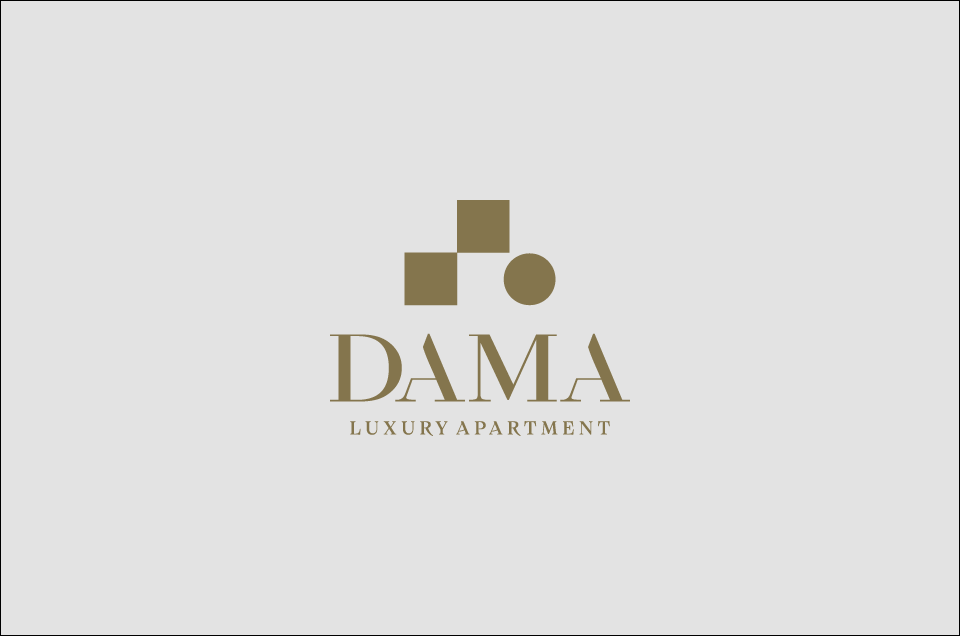 Dama Pompei – logo ufficiale della struttura, con forme geometriche dorate e scritta elegante su fondo chiaro.