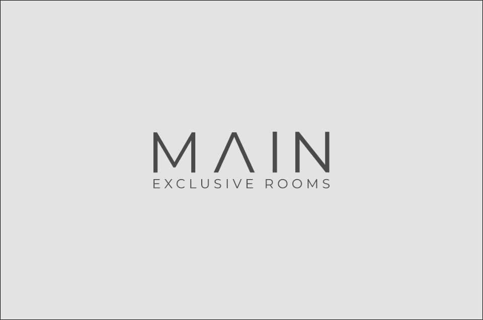 Main Exclusive Rooms – logo ufficiale con scritta grigio scuro su fondo chiaro, design minimale ed elegante.
