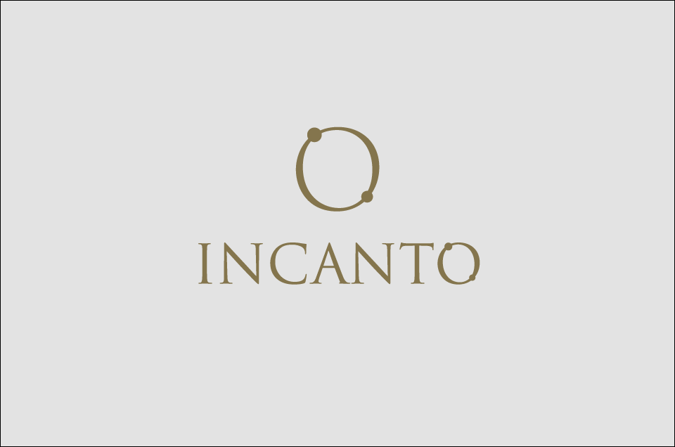 Incanto – logo ufficiale della struttura di Napoli, con simbolo circolare dorato e scritta elegante su fondo chiaro.